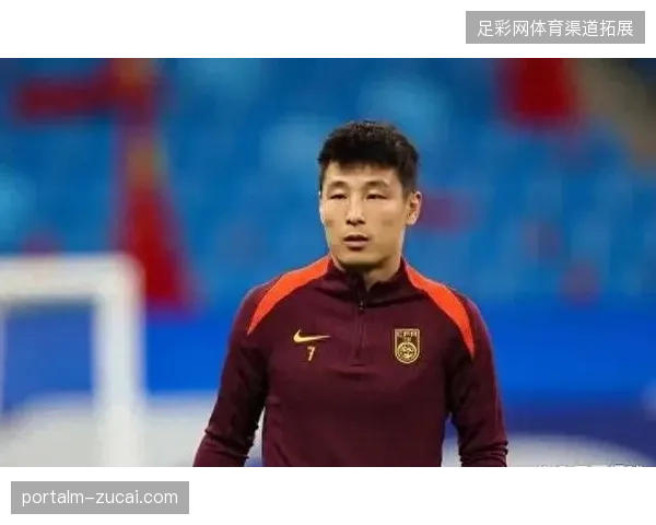 武磊在对阵新加坡的比赛中替补登场，达成代表中国国家队出战百场的里程碑成就